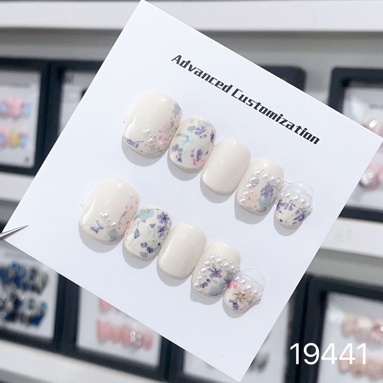 19441#Milk white pearl florets