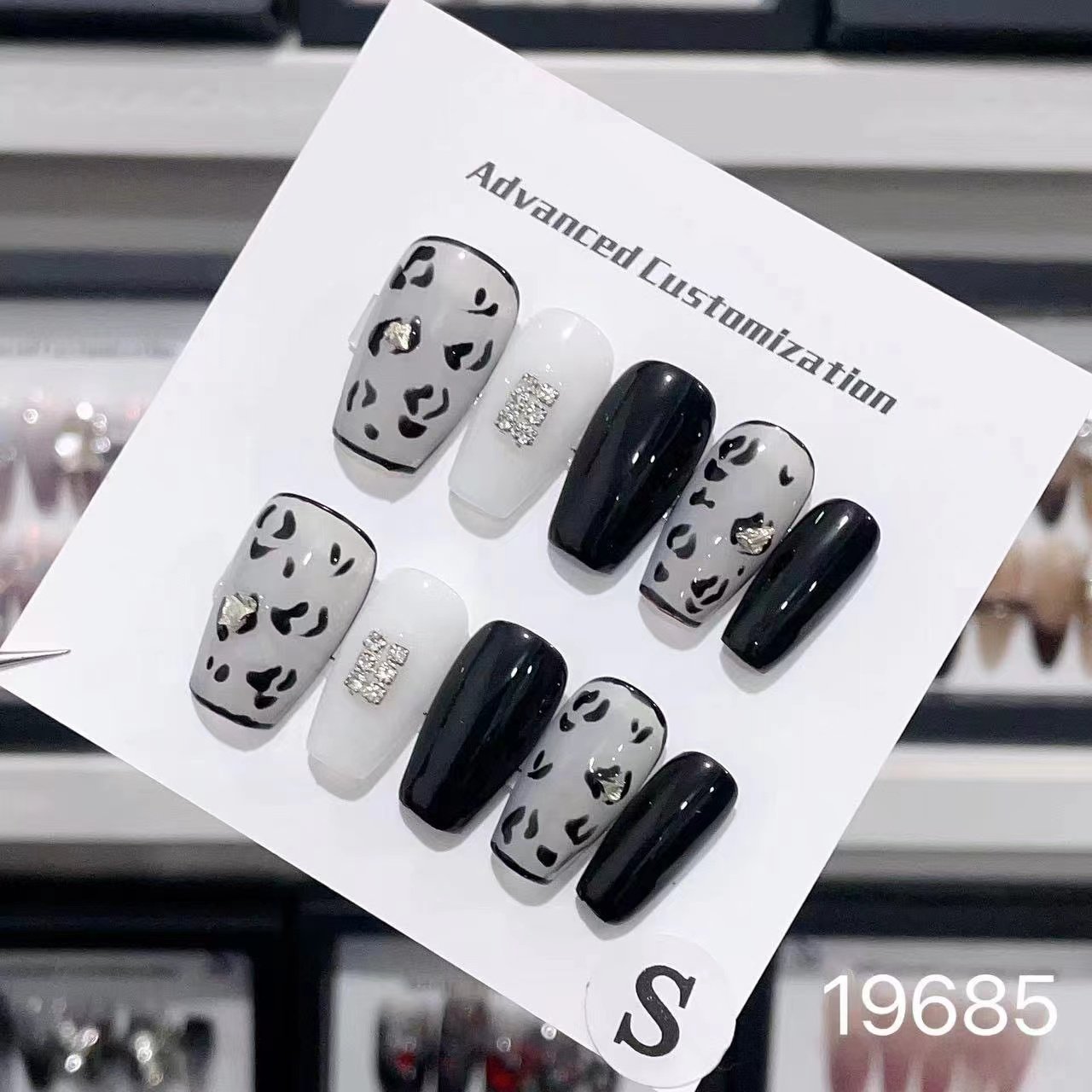 19685#Black and white leopard print